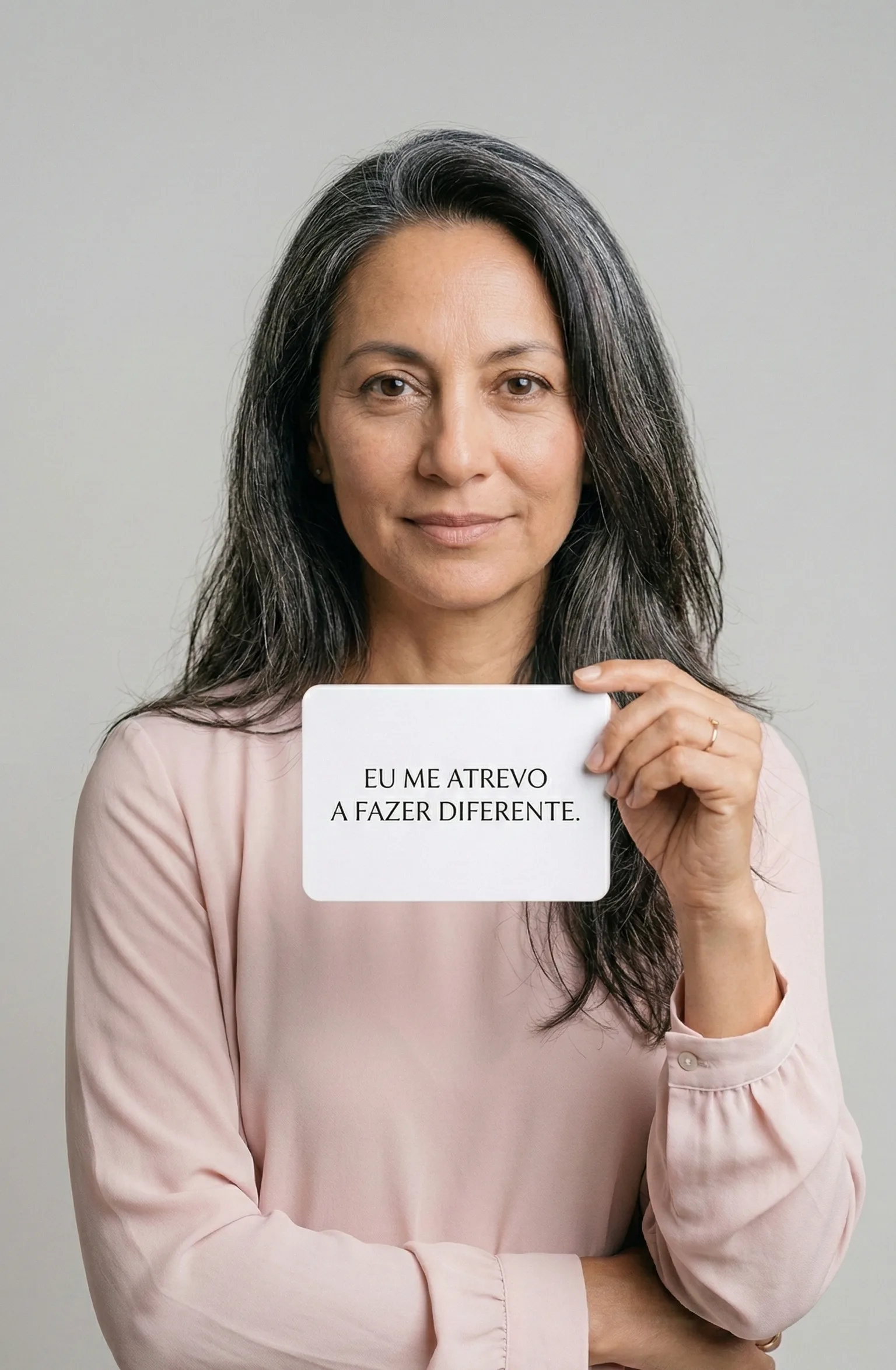 Mulher segurando cartão